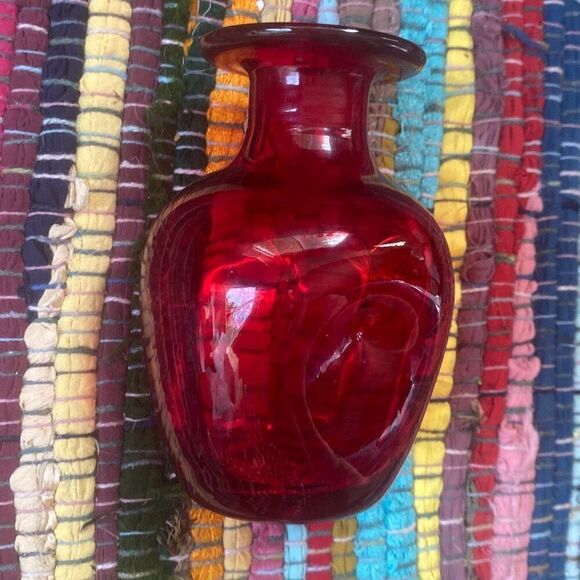 VINTAGE MCM RAINBOW GLASS RED PINCHED DECANTER NO STOPPER (BLENKO ERA) - Picture 2 of 12